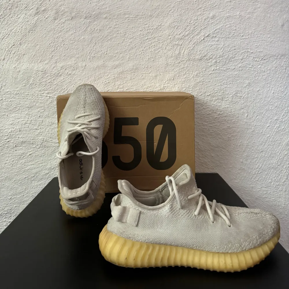 Säljer nu mina yeezy boost 350 v2 som inte har används på ett tag, kvitto finns, skick 8/10.  Hör av er vid fler frågor!. Skor.