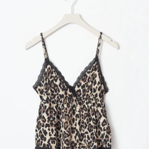 Leopard topp från gina - Säljer denna jätte söta leopard toppen från Gina Tricot, den är bara använd kanske 3 gånger. Säljer pga att det är för liten i bysten ❤️