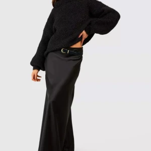 Svart satin kjol - Skit snygg kjol som tyvärr är för liten använd 2-3 gånger, väldigt liten i storleken 