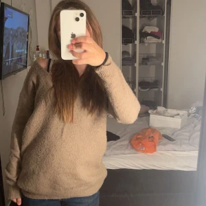 Stickad tröja! - Säljer en stickad tröja från lager 157, säljer då den inte kommer till användning längre💗💗