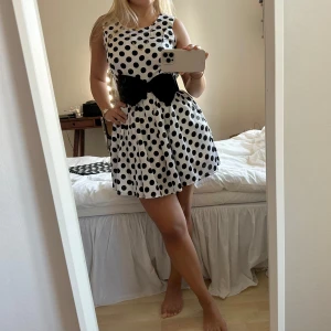 prickig klänning med rosett bälte - vit klänning med svarta prickar från SZ. står ingen storlek men skulle säga att den passar XS-M. bältet ingår tyvärr inte