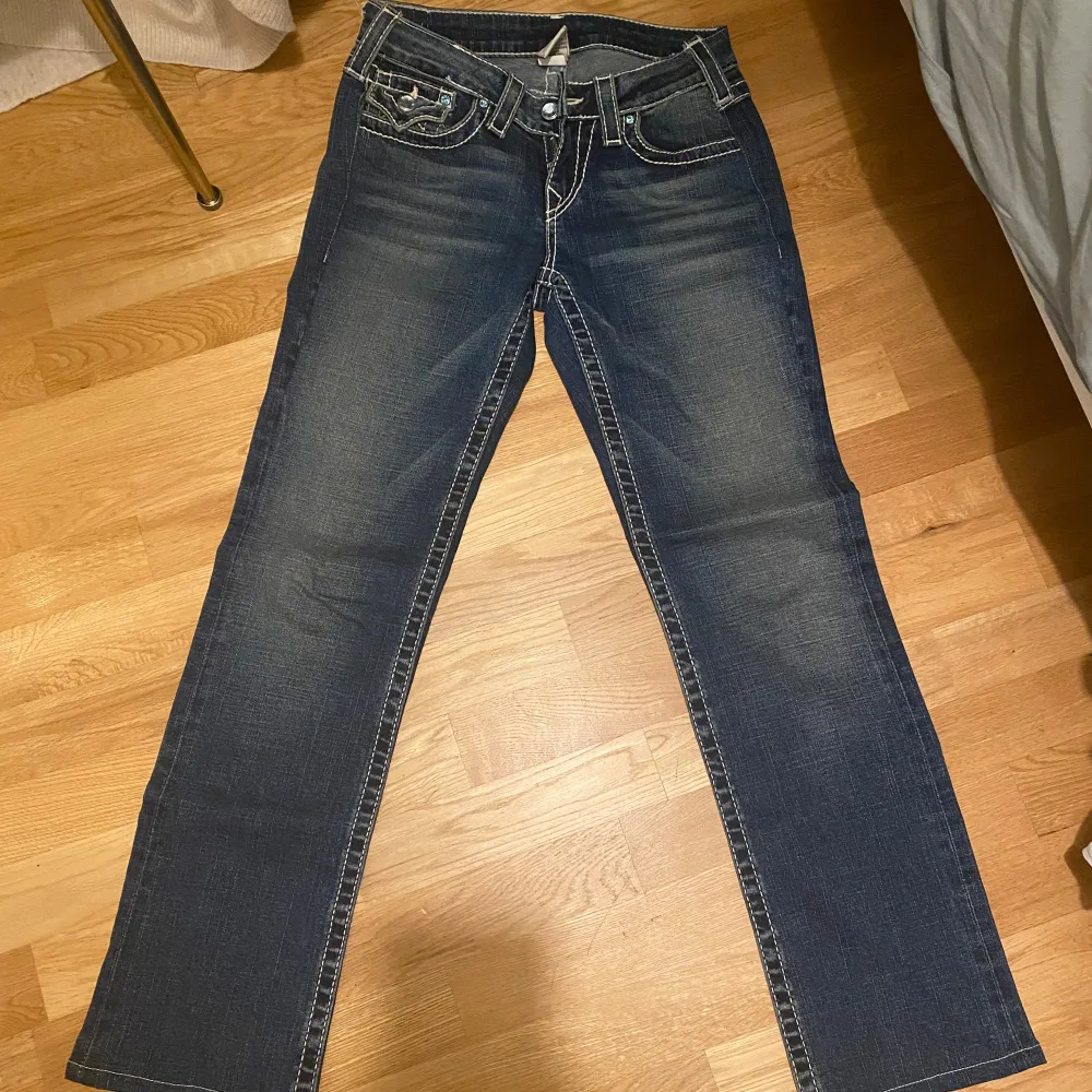 Säljer dessa sjukt snygga True Religion Jeans då dem tyvärr aldrig kommit till användning:( Dem är också köpta här på plick men är i topp kvalite med inga fläckar eller hål. Tvärsöver är Ca 35cm, Innerbenslängd är 73cm , kontakta priv för intresse❤️. Jeans & Byxor.