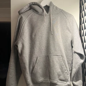 Grå hoodie från Urban classics - Grå hoodie från Urban classics. Skick 10/10, felfri. Storlek S.