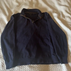 Massimo Dutti Half Zip - Säljer nu en riktigt fräsch Massimo Dutti Half zip i bra skick. Ställ gärna frågor om ni undrar något😃