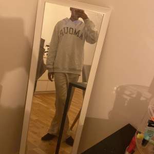 Säljer denna super fina gina hoodie eftersom att den inte riktigt är min stil längre. inga defekter. Storleken är 158/164 men passar bra på mig som i vanliga fall har xs😘🙏🏽