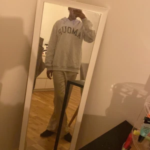 Gina young hoodie - Säljer denna super fina gina hoodie eftersom att den inte riktigt är min stil längre. inga defekter. Storleken är 158/164 men passar bra på mig som i vanliga fall har xs😘🙏🏽