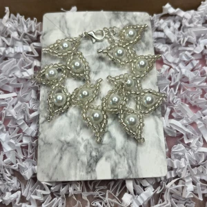 Löv armband  - Löv armband, som går att justera. För mer bilder och information, skriv till mig. Priset går att diskutera.