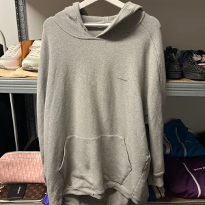 Balenciaga Copyright Hoodie- Grey - WTS Balenciaga Copyright Hoodie- Grey Storlek: Medium, Oversized i bredd, något kort i ärmar Skick: 7/10, se fläck Pris:  2000:-  Vänligen hör av dig vid frågor eller önskemål om mer bilder osv.