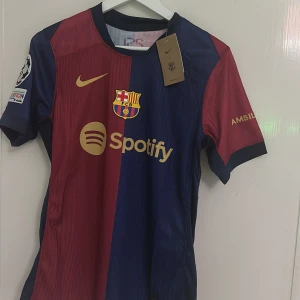 barca hemmatröja 24/25 - säljer en helt och oanvänd ny barca hemmatröja för uppkommande säsongen 24/25 med Gavi på ryggen och champions league patch på armen. pris kan diskuteras