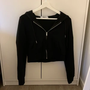 Huvjacka - Säljer denna då den inte är till användning, bra skick och använd få antal gånger💗kontakta innan köp! 