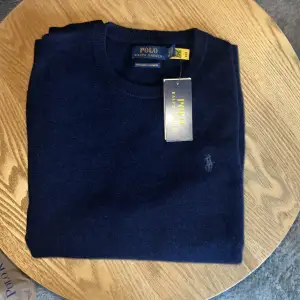 Cashmere crew neck tröja från Polo Ralph Lauren marin blå. Storlek S. Oanvänd, pris lapp kvar. Original pris 5000kr