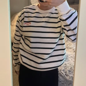 Sweatshirt  - En vit och svart randig sweatshirt från H&M knappt använd! 