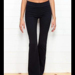 Yoga pants - Säljer jättefina svarta yoga pants. De är i jättefint skick och passar mig som är 177.🩷andra bilden är lånad från plick! 