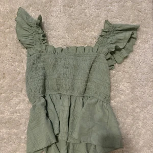 Fint linne  - Grön blus i jätte bra skick, aldrig använd pga av storlek den är för stor för mig jag köpte fel storlek ❣️