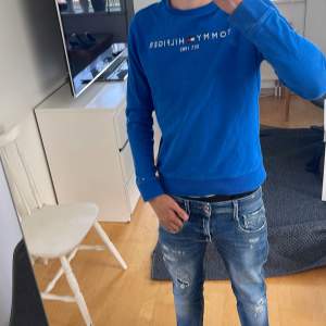 Säljer denna Tommy Hilfiger Crewneck i Nyskick då den har blivit för liten för mig😁 Den är i storlek 164 men passar XS Skriv vid funderingar !