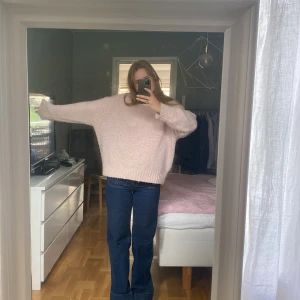 Stickad tröja - Super mysig och snygg stickad tröja från zara. Perfekt att ha över långkjol/klänning eller jeans. Jätte mysigt material. Den är i storlek S men är oversized, skulle säga att den passar för XS-M jag bär vanligtvis M och det funkar bra