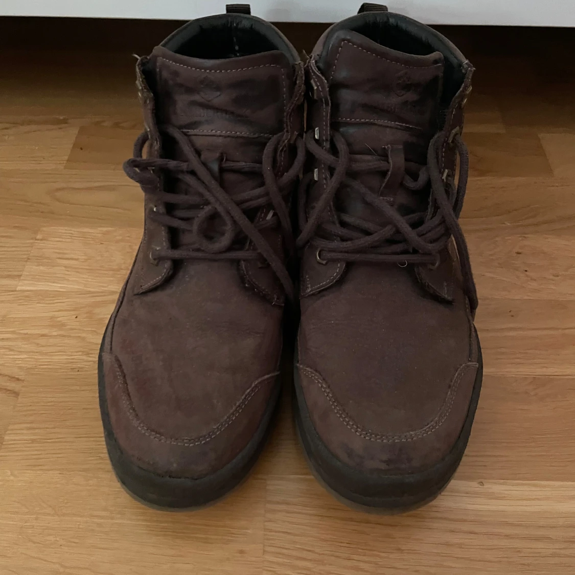 Bruna läder kängor