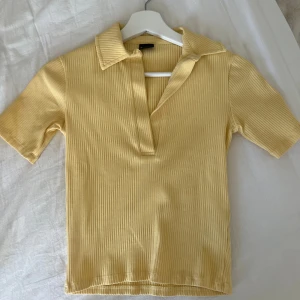 Gul tröja  - Kommer inte till användning hos mig, använd en gång. 