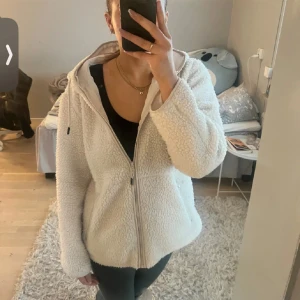 Teddy jacka - Jättemysig och fin Teddy jacka från hm! Orginlpris 600kr men säljer för 370❤️ Använd en gång så är i toppskick❤️