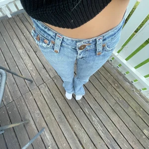 Super fina jeans från Gina Tricot! - Säljer dom här super fina jeansen från Gina! Jag skulle säga att dom är i storlek XS/S men dom är lite för stora för mig som har XS. Dom har inga slitage och är i super bra skick skriv gärna till mig om ni är intresserade 💓💓
