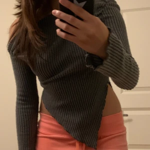 Asymmetrical hals ribbstickad - fortfarande bra och min personliga favorit. det gör att din midja ser mindre ut.