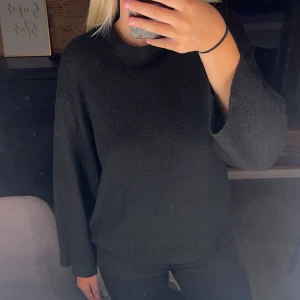 Stickad tröja - En svart stickad tröja ifrån lager 157 i storlek Xs!💖 Den är dock ganska urtvättad och krympt lite i tvätten💗