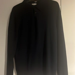 Filippa K tröja - Detta är en riktig skön tröja som passar både på sommaren och vintern. Detta är storlek M och den sitter riktigt bra! Skicket är 9/10, den är knappt använd!