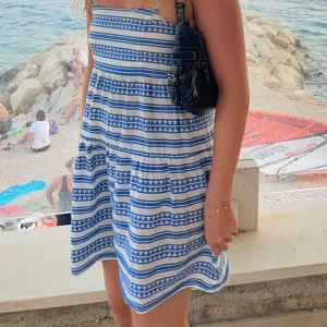 Sommarklänning  - En sommarklänning i fint mönster från Twist & Tango storlek 36. I linnematerial och gott skick. Justerbara axelband