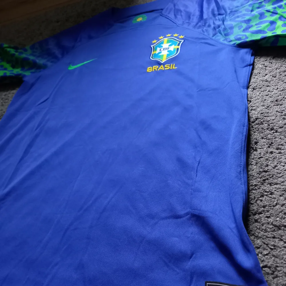 Väldigt fin fotbollströja från Brasilien när de spelade VM i Qatar 1.5 år sen. Väldigt snygg och fräsch! I 10/10 skick och priset kan diskuteras vid snabb affär.. Sportswear.