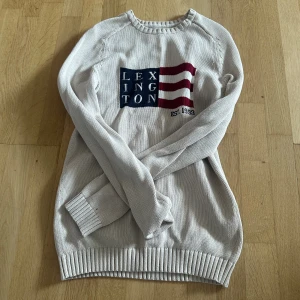 Lexington stickad tröja - Super fin stickad tröja från lexikon, säljer då den inte kommer till användning tyvärr. Andvänt endast 1 gång så den är i nyskick. Pris kan diskuteras vid snabb affär💗