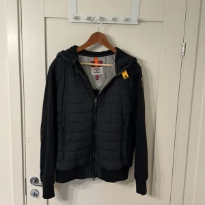 Parajumper cardigan svart - Skick 9/10 typ nyskick Säljer pga urväxt Nypris: 4049 Dubbel zip Prislapp finns kvar om så önskas Kom gärna med prisförslag