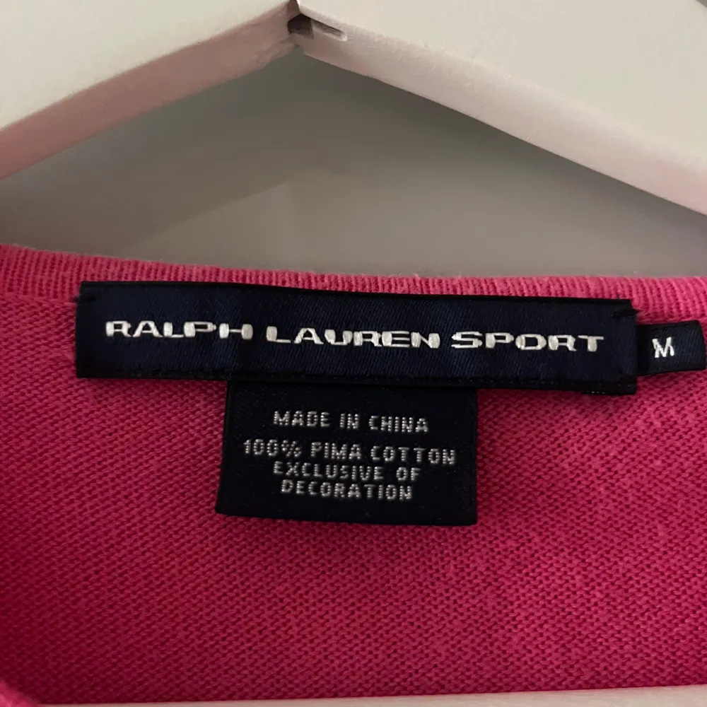 En rosa kofta från Ralph Lauren i storlek M (passar även S & Xs). Koftan är tillverkad av 100% Pima bomull och har långa ärmar. En av knapparna är lite trasig men ingenting som man lägger märke till💗. Tröjor & Koftor.