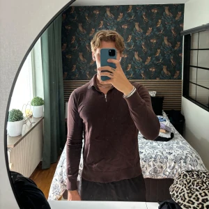 Tunn stickad Zip  - Säljer denna 1/4 zip tröja i ett tunt skönt material köpt på Brothers för 700kr mitt pris 149kr. Knappt använd och är i storlek M Slim   Modell 187cm 83kg 