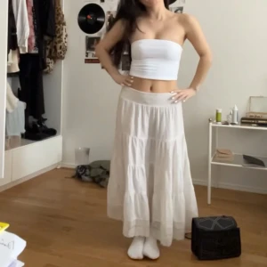 vit långkjol - säljer min vita långkjol då den ej kommer till användning, kan vara lite genomskinlig därför rekommenderar jag att man har beiga underkläder 😇 verkligen så fin och passar 150 - 160 cm