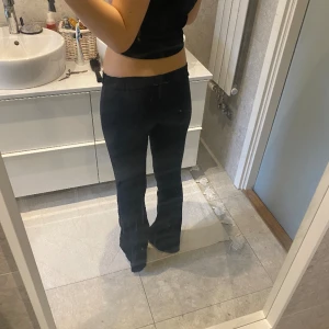 Svarta yoga pants från lager 157 - De har använts ett par gånger men är i bra skick! De två första bilderna har jag vikt ner kanten. Det står storlek M men kan även användas som storlek S. De är mjuka och stretchiga. Kontakta för mer info