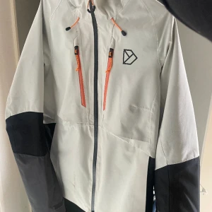 Regnjacka/skaljacka - Regnjacka/skaljacka från Didriksson i fint skick. Storlek 40 men sitter som en S/M. Nypris 2 500kr