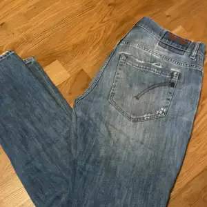 Jag säljer ett par snygga Dondup jeans i skicket 9/10. Pris kan diskuteras vid snabb affär.