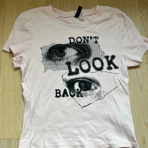 Baby tee - En baby tee från h&m i storlek M men jag som har XS kan också ha den, bara att den blir lite större då! Minns inte orginalpriset men kanske 150🩷