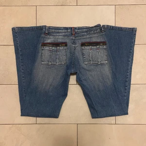 low waist jeans  - supercoola fickor! jeansen är i toppskick och har inga defekter <3 midjemått 36 cm, innerbenslängd 82 cm