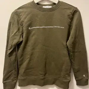 Militärgrön/khaki sweatshirt från Calvin Klein i storlek 152/12 år. Säljer pga att den är för liten. Sparsamt använd och i fint skick. Köparen betalar frakt😃