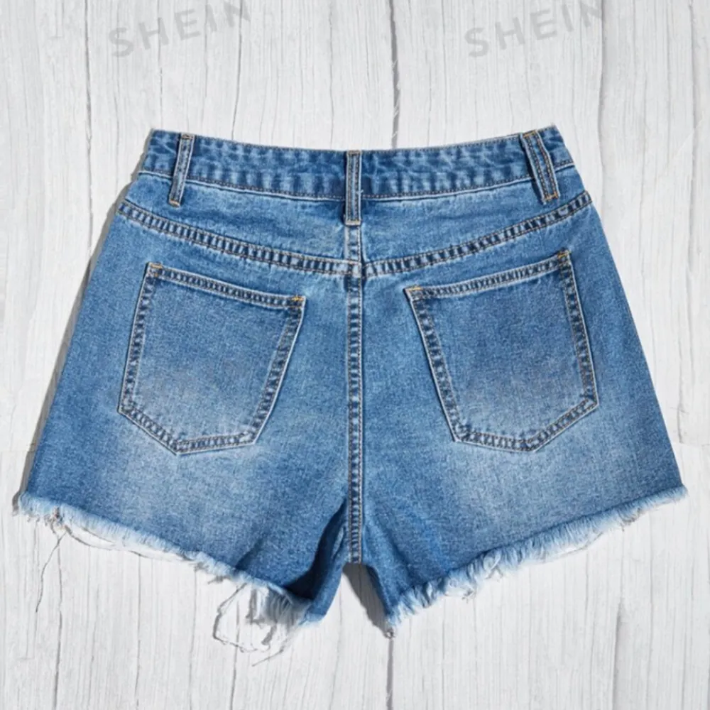 Jeansshorts från Shein, superfina, helt nya och aldrig använda! Säljer då de tyvärr var för stora på mig! Hör av er vid fler frågor!. Shorts.