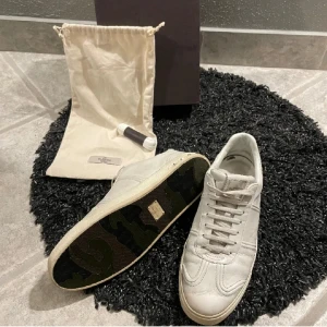 Valentino Flycrew - Tja säljer mina valentino flycrew eftersom att de är dax föe mig att skaffa nya skor. Jätte fins skick utom att 6 nitar har lossnat, 3 på ena skon och 3 på andra alla som har lostnat är på samma ställe på både. Hör av er vid bilder eller frågor! 