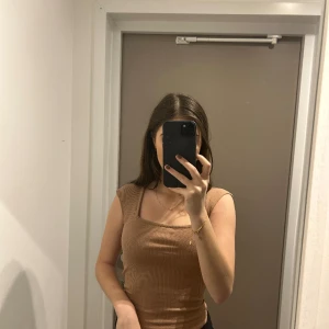 Topp  - En tajt T-shirt med fyrkantig urringning 