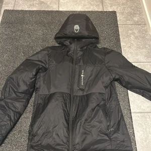 Sail racing jacka - Jackan är i grymt skick, Ny pris 2500Kr Äkta priset kan diskuteras.