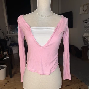 Y2k topp - Supersöt och extremt skön långärmad i tugummirosa. Har tyvärr inga knappar kvar samt ett hål. Detta syns däremot inte mycket. Vita tröjan under tillkommer ej. 
