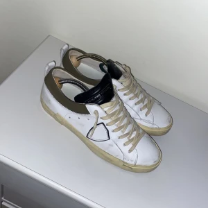 Philipe model military green - Storlek 41, är en mer unik men fortfarande grymt snygg design med militär grön mocka där bak med svarta detaljer ovanför laces och vid skölden. Skick 10/10 använda ett fåtal gånger. Nypris ca 3500.