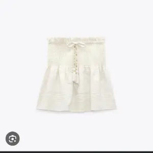 Säljer denna kjol som är sååå fin, använd 2 gånger(så som ny)! Köpt för 399 spänn, Kom privat för fler bilder och funderingar 💕💕