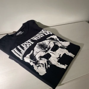 Vintage MF DOOM T-shirt oanvänd - Vintage MF DOOM inspirerad T-Shirt med puff print i oversize storlek.     - 100% bomull   - Oanvänd   -  Köpte 3 stycken finns i storlek M, L och XL.          Med vänliga hälsningar,  Filip