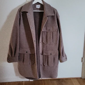 Jacka i nyskick - Perfekt vår/höst jacka! Använd ett fåtal gånger, finns inte en fläck. Extraknappar finns kvar (se sista bild). Storlek XS. Jag är 161 cm lång och passar, lagom lång i ärmar etc. Stilen är något oversize. Skriv om ni undrar något.