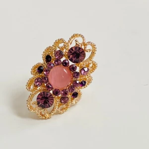 Ring  - Vacker ring med lila stenar  Ca 17 mm diameter 